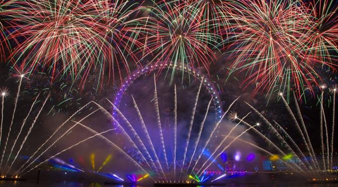 Pesta kembang api tahun baru 2016 di London. | via: Caters News Agency