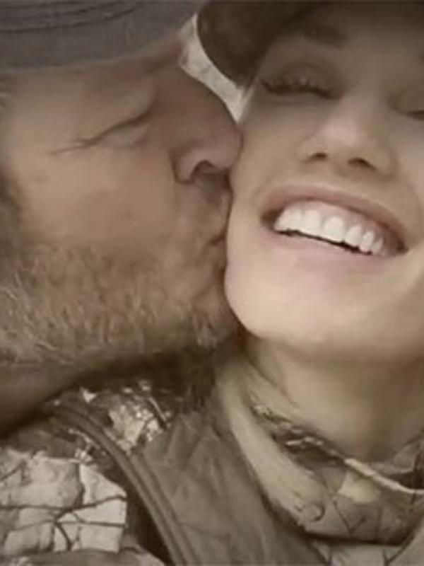 Blake Shelton mencium mesra Gwen Stefani [foto: hollywoodlife]