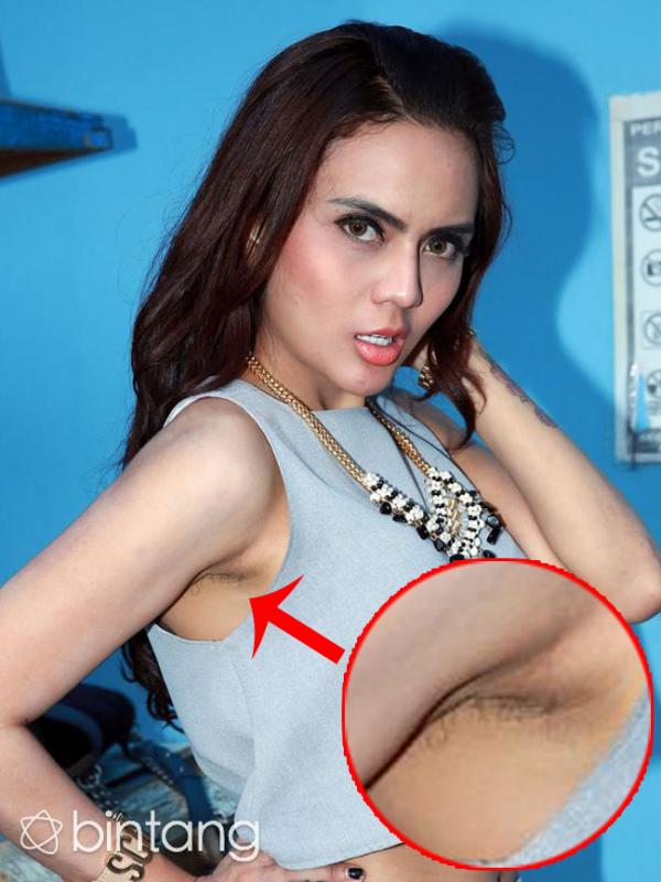 Anggita Sari lupa cukur bulu ketiak saat hadir di Studio Detik Square, Mampang, Jakarta Selatan pada Senin (4/1/2016) (Deki Prayoga/Bintang.com)