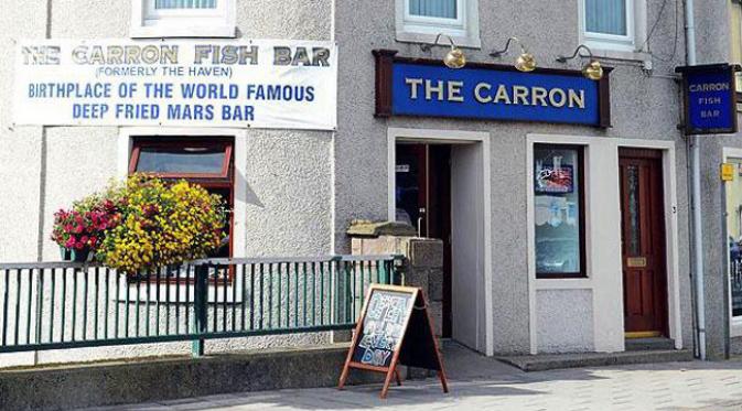 Banner yang terpasang di depan kedai Carron. (foto: Independent/The Carron Fish Shop)