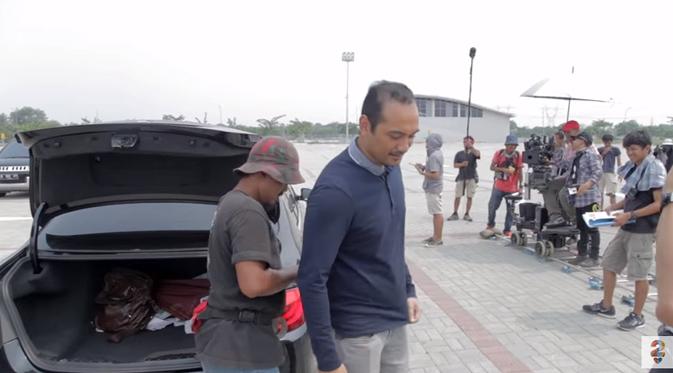 Ario Bayu ikut syuting AADC 2 di Jakarta. (foto: courtesy of Miles Films)