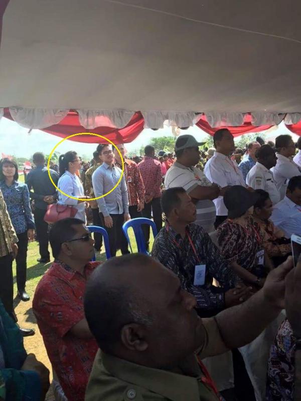 Putra-putri Presiden Jokowi, sederhana bahkan berdiri saat tak dapat kursi di sebuah acara | Via: facebook.com/peter.johanes