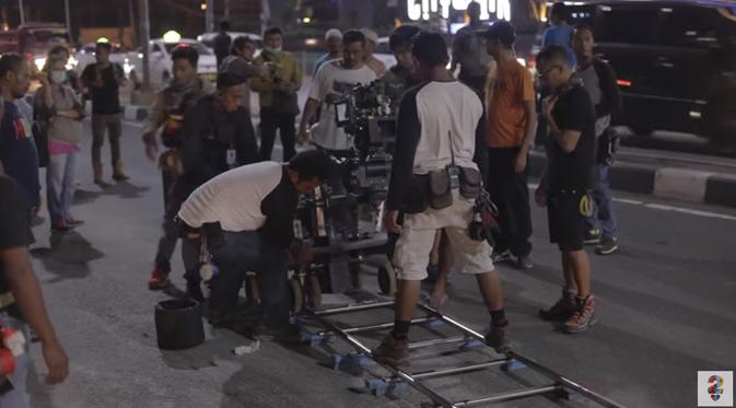 Kesibukan tim AADC 2 saat syuting di jalanan Jakarta. (foto: courtesy of Miles Films)