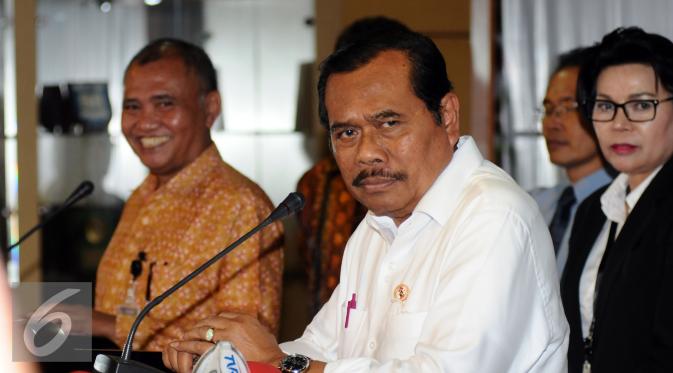 Jaksa Agung, HM Prasetyo (kanan) bersama Ketua KPK, Agus Rahardjo memberikan keterangan usai melakukan pertemuan di Kejagung, Jakarta, Selasa (5/1/2016). (Liputan6.com/Helmi Fithriansyah)