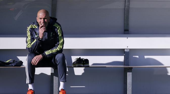 Zinedine Zidane menghadiri sesi latihan perdana Real Madrid di Valdebebas Selasa (5/1/2016). (Reuters/Juan Medina)