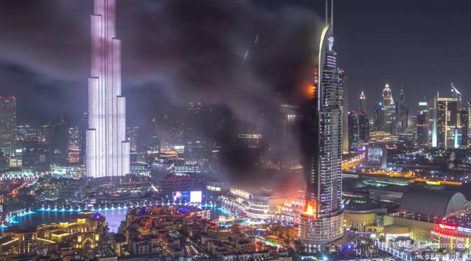 Hotel Addres Downtown di Dubai yang mengalami kebakaran. [Foto: Kirill Neiezhmakov/Youtube]