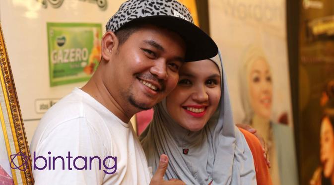 Indra Bekti dan sang istri. (Foto: Nurwahyunan/Bintang.com).