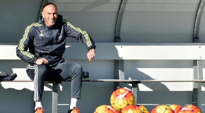 Zinedine Zidane ditunjuk menjadi pelatih Real Madrid untuk menggantikan Rafael Benitez, Selasa (5/1/2016). (AFP/Gerard Julien)