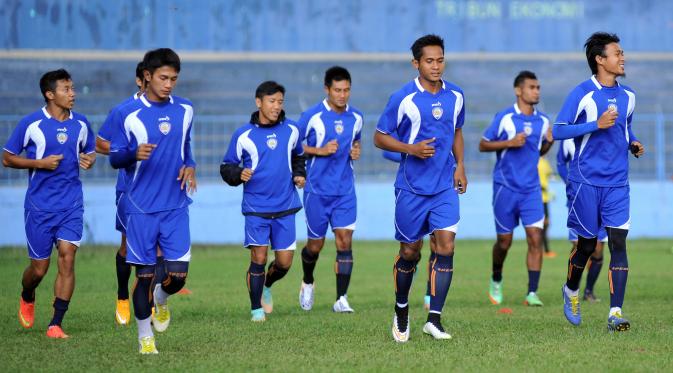 I Gede Sukadana dan Hendro Siswanto berlatih bersama pemain Arema Cronus lainnya di Stadion Gajayana, Malang. (Liputan6.com/Rana Adwa)