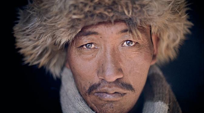 Salah satu kafilah di pegunungan Pamir, Afghanistan. Potret hidup nomaden tahun 1970. | via: Roland and Sabrina Michaud/akg images