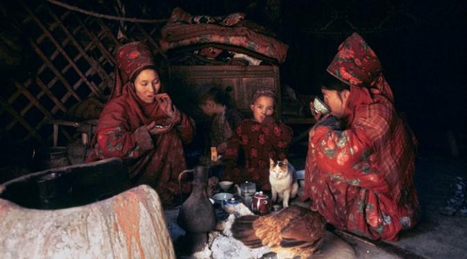Perempuan Turkmen-Afghan yang teritorinya hanya sebatas dinding tebal rumahnya, 1973. | via: Roland and Sabrina Michaud/akg images