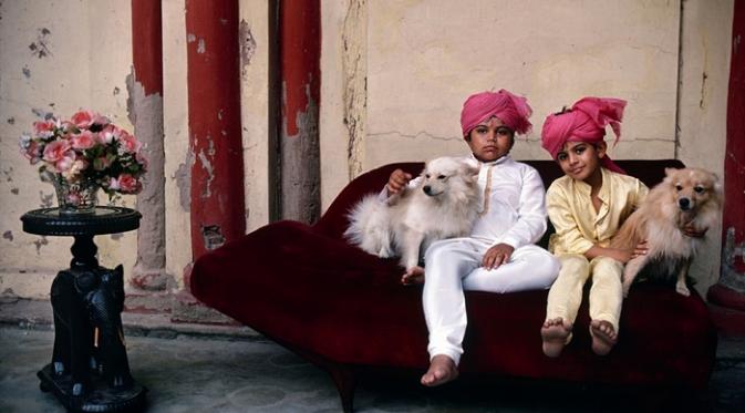 Kedua saudara yang berulang tahun. Lucknow, Uttar Pradesh, September 1987. | via: Roland and Sabrina Michaud/akg images