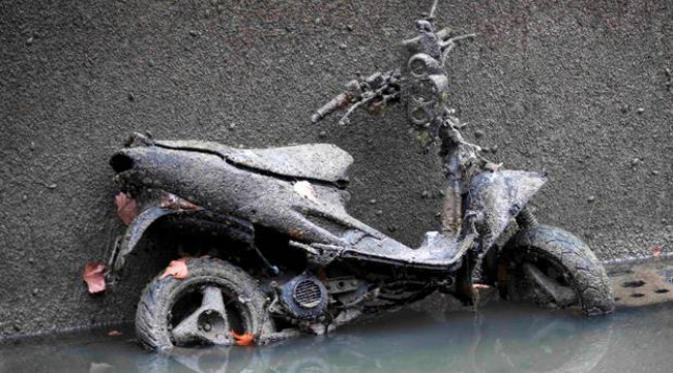 Sepeda motor menjadi benda yang banyak ditemukan di dasar kanal. (foto: Reuters)