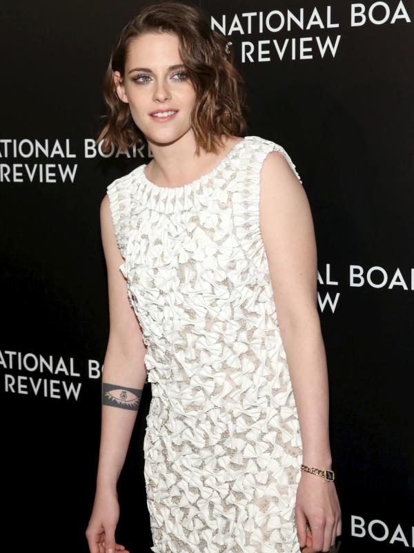 Aktris Kristen Stewart ketika menghadiri acara National Board of Review Gala 2015 di New York, Selasa (5/1/2016). Mantan kekasih Robert Pattinson itu tampil cantik mengenakan  mini dress putih pita-pita. (REUTERS / Andrew Kelly)
