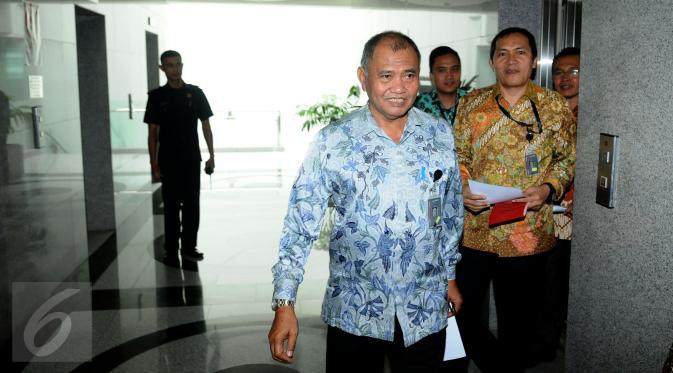 Ketua KPK, Agus Rahardjo (depan) bersama Wakil Ketua, Saut Situmorang bersiap menemui pimpinan KY di gedung Komisi Yudisial, Jakarta, Rabu (6/1/2016).  (Liputan6.com/Helmi Fithriansyah)