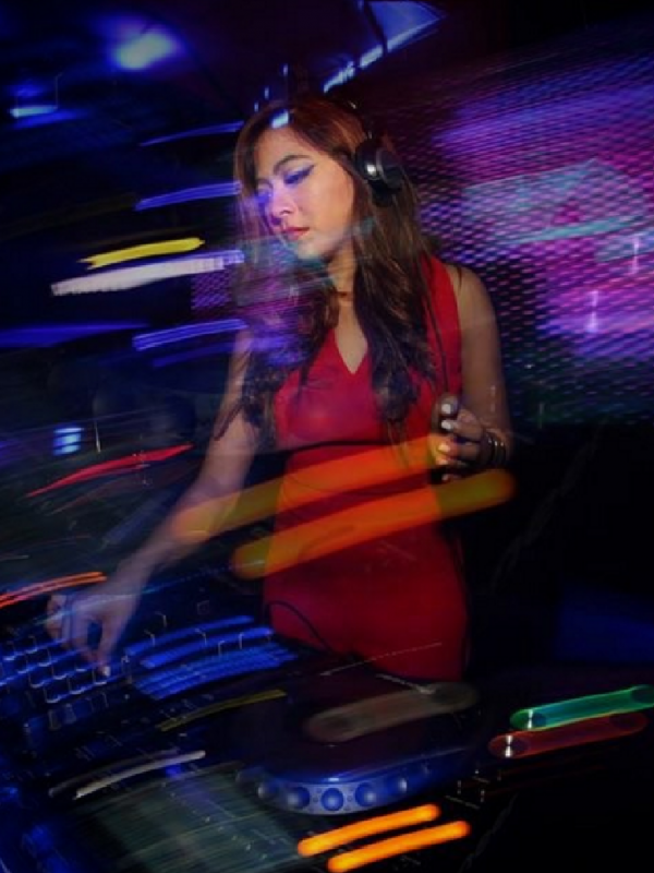 Aksi Nadia Vega saat menjadi DJ [foto: instagram/thenadiavega]