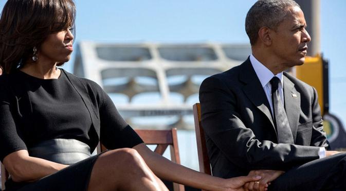 7 Maret 2015. Sentuhan penuh kasih antara Obama dan istri di HUT ke-50 dari Bloody Sunday dan pawai hak-hak sipil Selma ke Montgomery. (Via: dailymail.co.uk)