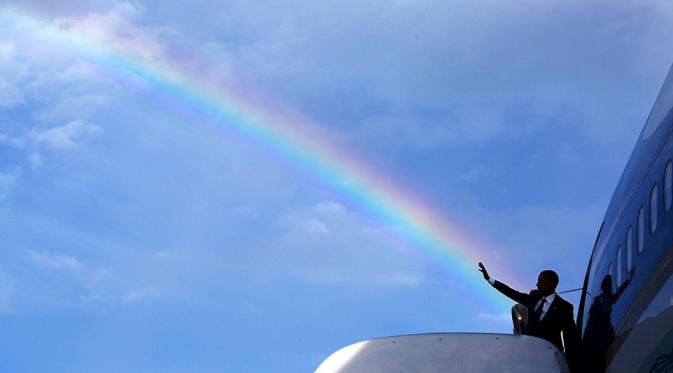 9 April 2015. Obama di pesawat Air Force One di Bandara Internasional Norman Manley sebelum keberangkatan dari Kingston, Jamaika. (Via: dailymail.co.uk)