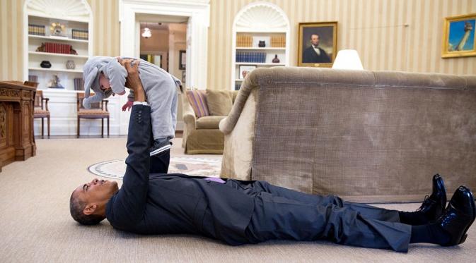 30 Oktober 2015. Obama dan seorang anak berkostum gajah di Gedung Putih. (Via: dailymail.co.uk)
