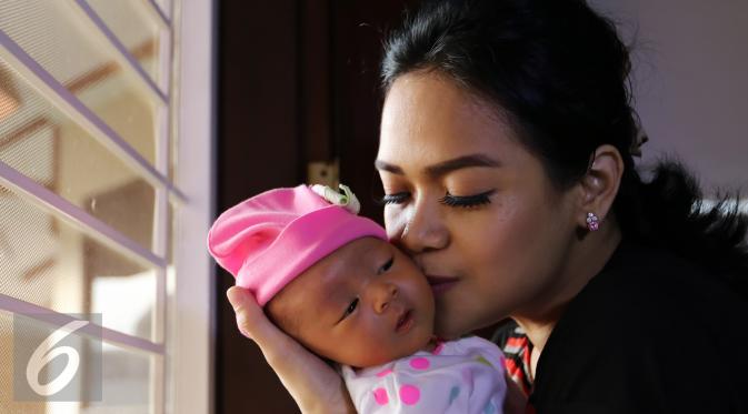 Shezy Idris bersama sang bayi. [Foto: Herman Zakharia/Liputan6.com]