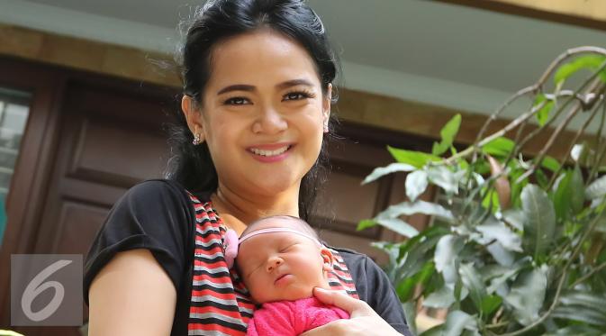 Shezy Idris bersama sang bayi. [Foto: Herman Zakharia/Liputan6.com]