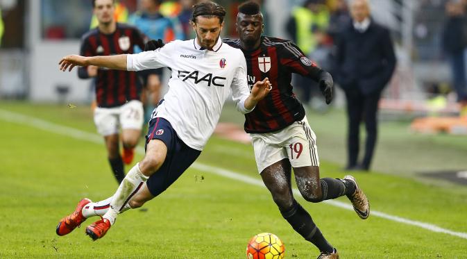 Cerci berebut bola dengan Mamadou Niang di Milan vs Bologna (reuters)