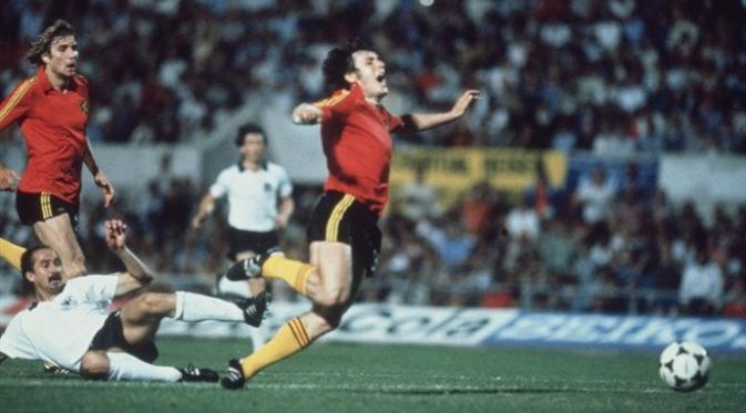 Pemain Belgia, Francois van Elst, terjatuh di kotak penalti setelah dilanggar pemain Jerman Barat, Uli Stielike, pada pertandingan final Piala Eropa 1980, di Stadion Olimpico, 22 Juni 1980. (UEFA).