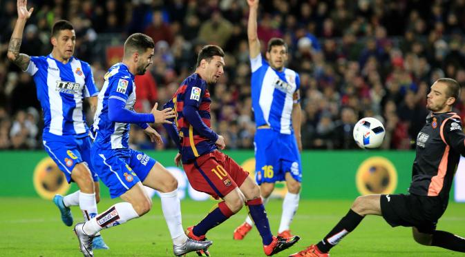 Lionel Messi juga memiliki semangat pantang menyerah ketika beradu fisik dengan bek lawan. Sehingga, tak mudah merebut bola dari kakinya. (Reuters/Sergio Perez)