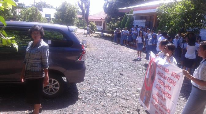 Ratusan siswa SMKN 4 Manado mengusir kepala sekolahnya sendiri