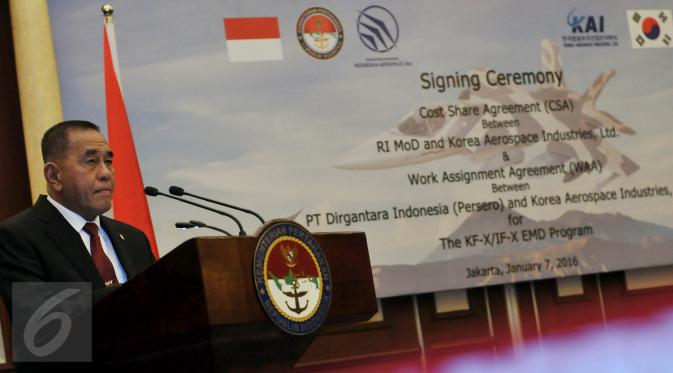 Menhan Ryamizard Ryacudu memberi kata sambutan usai penandatanganan kontrak Cost Share Agreement (CSA) untuk pengembangan pesawat tempur KF-X/IF-X antara RI dan Korsel di Jakarta, Kamis (7/1). (Liputan6.com/Johan Tallo)