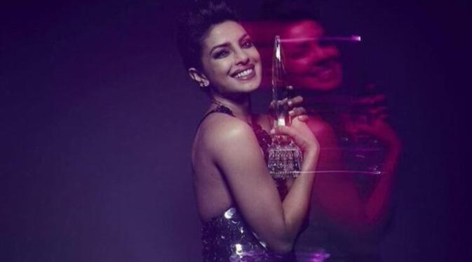 Priyanka Chopra raih penghargaan di People Choice Awards 2016 [foto: twitter/priyankachopra]