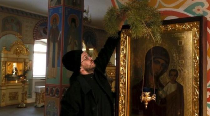 Penyematan pohon Natal oleh biarawan Rusia (sumber. BBC.com)