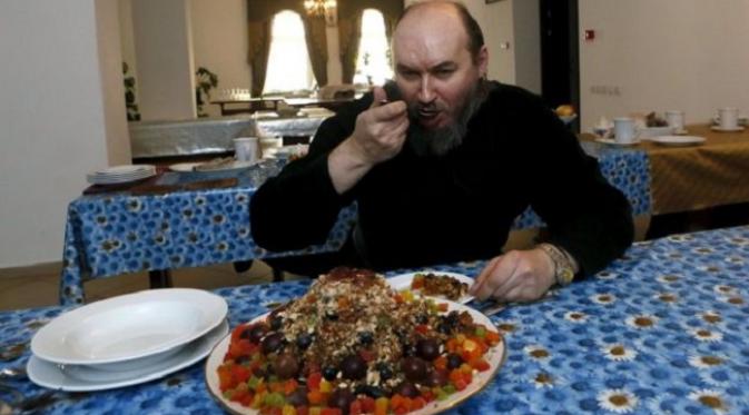 Memakan puding gandum manis, salah satu tradisi umat Kristen Ortodoks merayakan Natal (sumber. bbc.com)