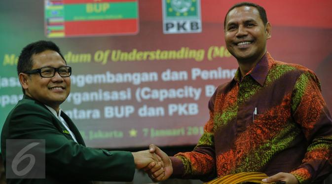 Ketua Umum PKB Muhaimin Iskandar (kiri) bersalaman dengan Ketua Umum BUP, Blasius Pereira usai penandantanganan MoU antara PKB dengan BUP Partai Timor Leste di Gedung DPP PKB, Jakarta, Kamis (7/1). (Liputan6.com/Faizal Fanani)