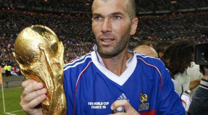 Zinedine Zidane di Piala Dunia 1998. | via: footballarchive.tumblr.com