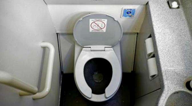 Ilustrasi toilet di dalam pesawat terbang. (Sumber Katherine Welles/Shutterstock)