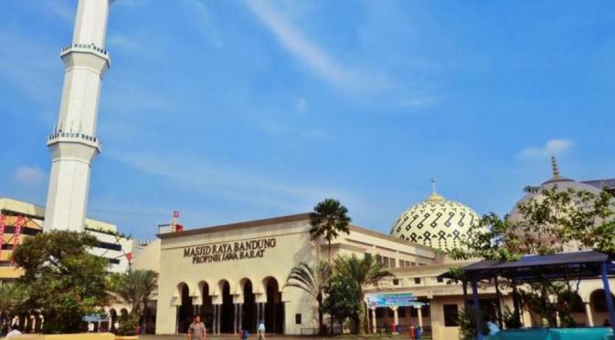 Masjid Agung Bandung. (Via: sebadung.com)