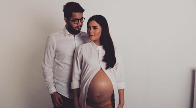 Revalina S Temat foto hamil memamerkan perut buncitnya. (foto: instagram.com/vatemat)