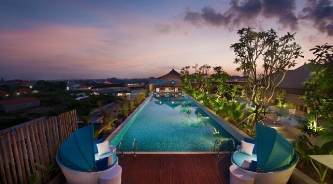 Kolam renang di Ramada Bali Sunset