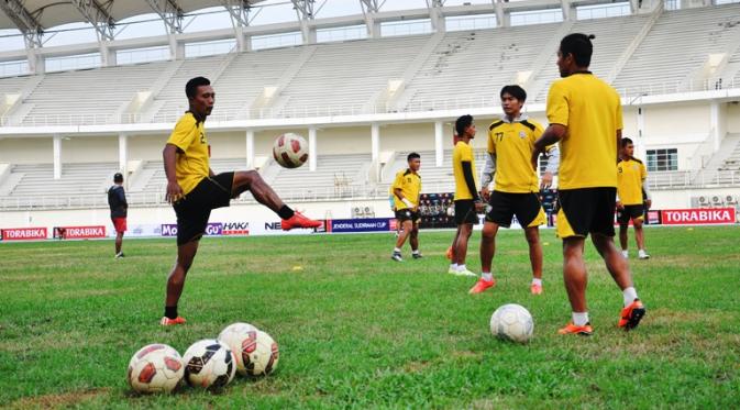 Arema Cronus menyayangkan lapangan di Stadion Aji Imbut, Tenggarong, yang kurang terawat. (Bola.com/Kevin Setiawan)