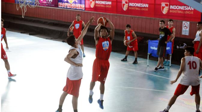  Pemain Satya Wacana Salatiga melakukan latihan dan uji coba lapangan jelang bergulirnya IBL 2015-2016 di Jakarta, Jumat (8/1/2016). 12 klub dipastikan berlaga pada kompetisi yang akan digelar di enam kota. (Liputan6.com/HelmiFithriansyah) 