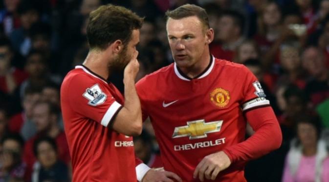 Dua pemain Manchester United, Juan Mata (kiri) dan Wayne Rooney (kanan). (AFP/Paul Ellis)