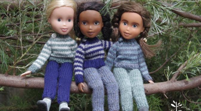 Tiga Barbie tanpa makeup duduk di batang pohon. (Via: treechangedolls.tumblr.com)