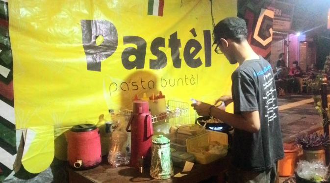 Putra Sulung Jokowi Gubran Rakabuming Raka buka usaha kuliner baru, Pasta Buntel (Liputan6.com/Reza Kuncoro)