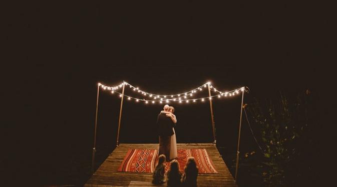 Foto pra wedding dengan tatanan lampu romantis (sumber. Cosmopolitan.com)