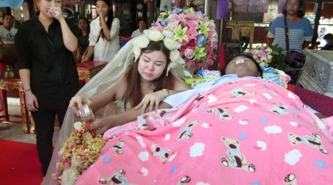 Nan menggelar "pesta pernikahan" dalam suasana duka. (Via: facebook.com/akiyawong)