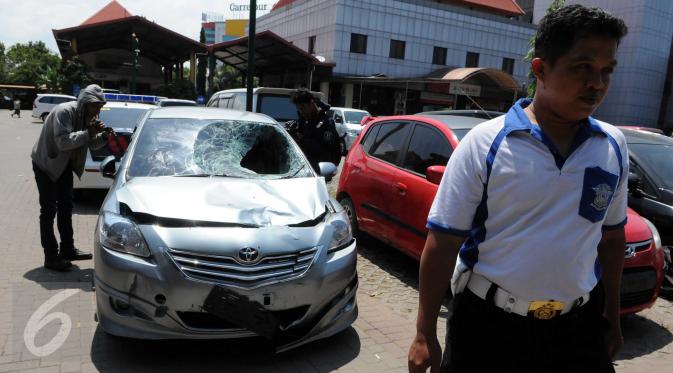 Sejumlah pewarta mengambil gambar kondisi mobil yang menabrak pejalan kaki di Jalan Boulevard Artha Gading, Jakarta, Sabtu (9/1/2016). Akibat kejadian tersebut, satu pengendara sepeda dan satu pejalan kaki meninggal di lokasi. (Liputan6.com/Helmi Afandi)