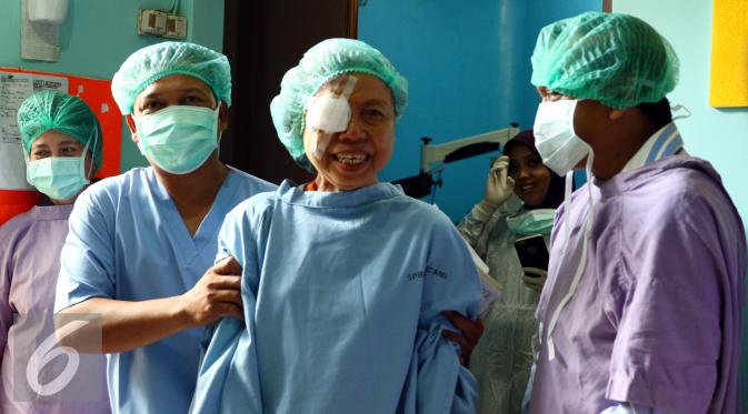 Direktur Utama Indosiar, Komjen Pol Imam Sujarwo (kanan) bersama Menkes Nila F Moeloek (kiri) menemui pasian operasi katarak di Rumah Sakit Bhayangkara Brimob, Depok, Jawa Barat, Sabtu (9/1/2016). (Liputan6.com/Yoppy Renato)