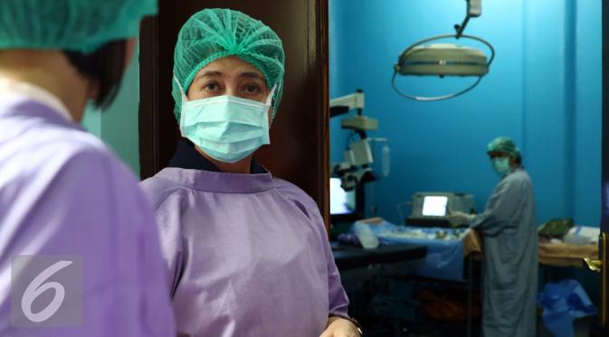 Menkes Nila F Moeloek (kiri) berbincang dengan seorang pasien yang baru selesai menjalani operasi katarak di RS Bhayangkara Brimob, Depok, Jawa Barat, Sabtu (9/1/2016). (Liputan6.com/Yoppy Renato)