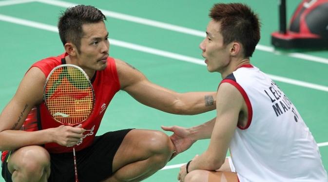 Lee Chong Wei (kiri) saat mengalami cedera di final Kejuaraan Dunia 2013. Lin Dan menghampiri untuk menanyakan kondisi lawannya itu. (people.cn)